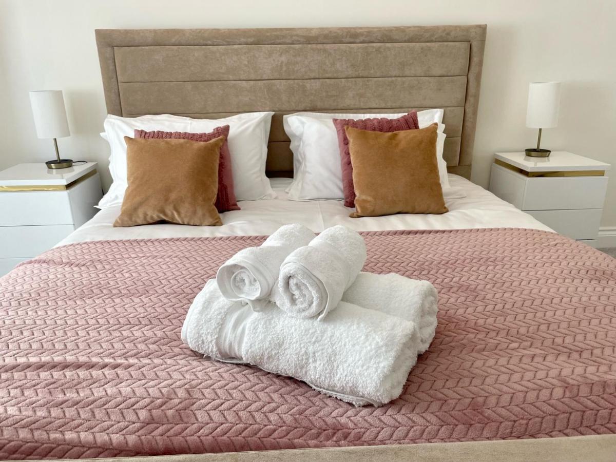 Exquisite Apartment, Stone Throw From The Beach Борнмът Екстериор снимка
