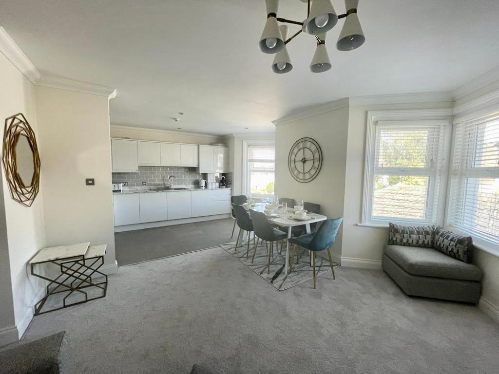 Exquisite Apartment, Stone Throw From The Beach Борнмът Екстериор снимка