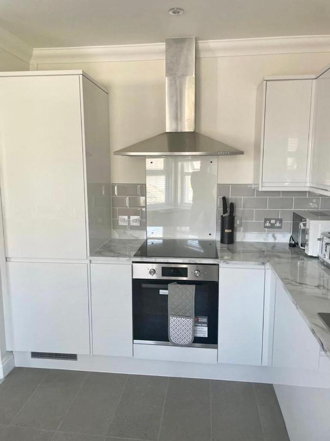 Exquisite Apartment, Stone Throw From The Beach Борнмът Екстериор снимка