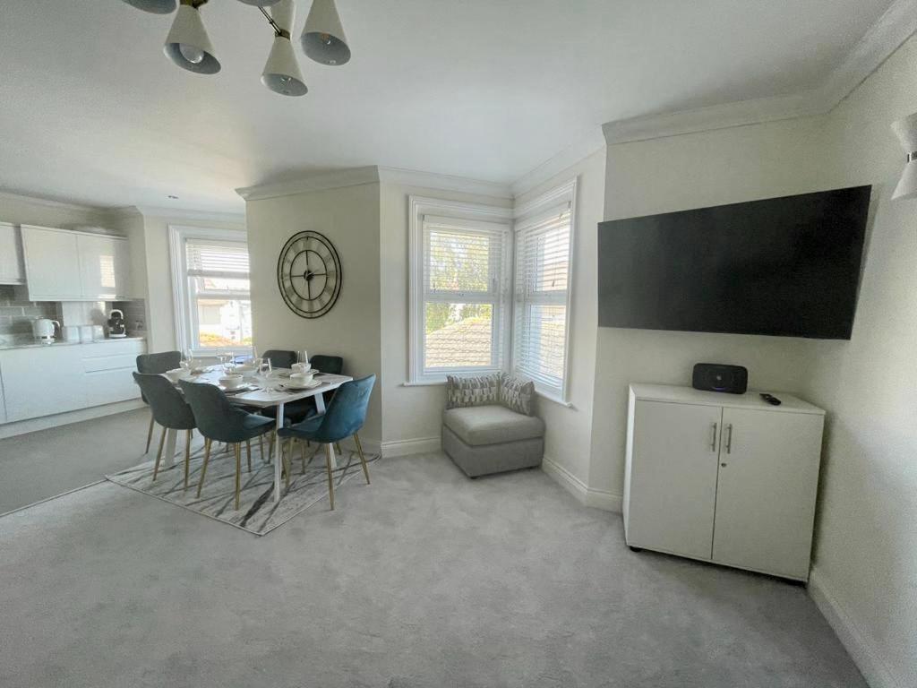 Exquisite Apartment, Stone Throw From The Beach Борнмът Екстериор снимка