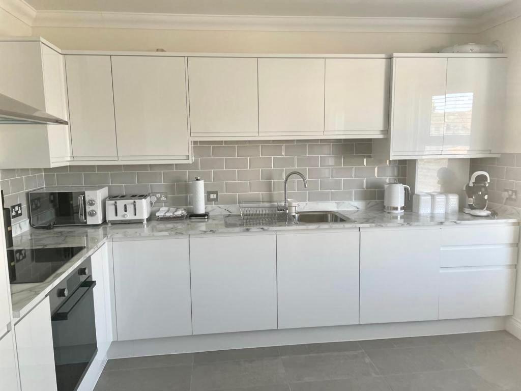 Exquisite Apartment, Stone Throw From The Beach Борнмът Екстериор снимка