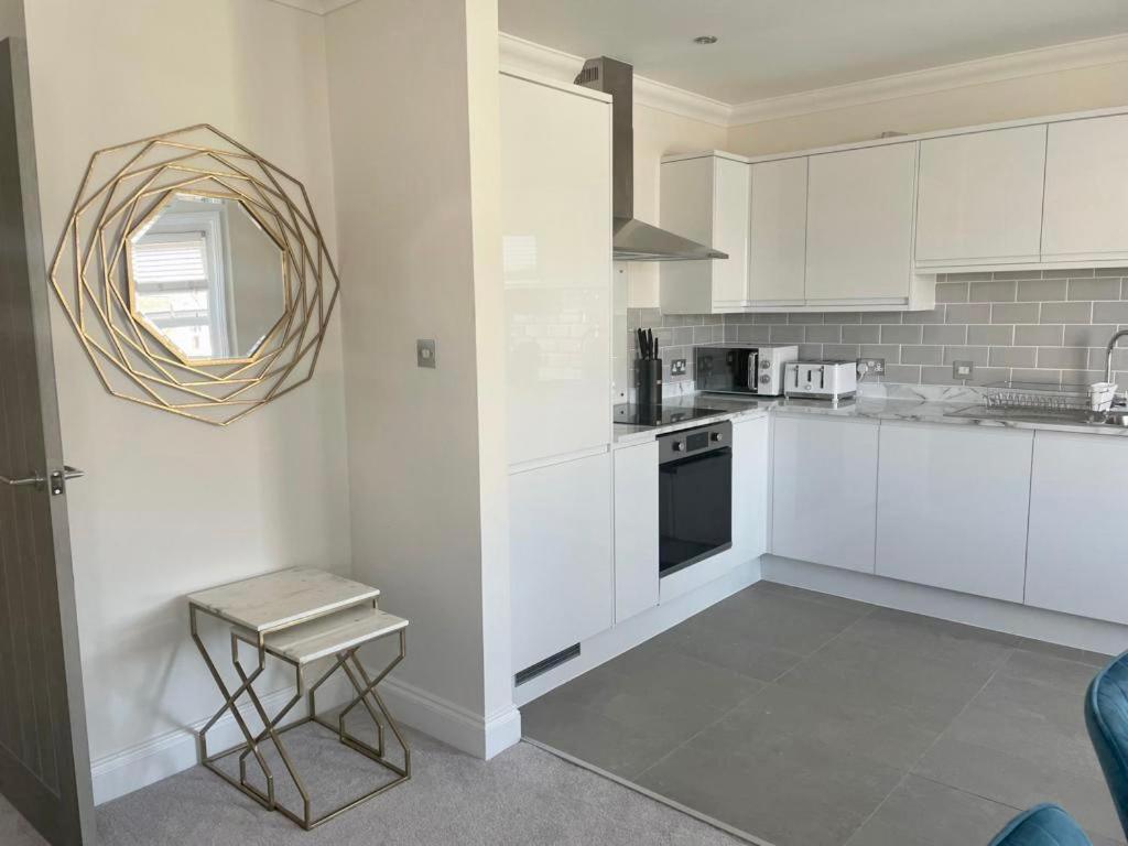Exquisite Apartment, Stone Throw From The Beach Борнмът Екстериор снимка