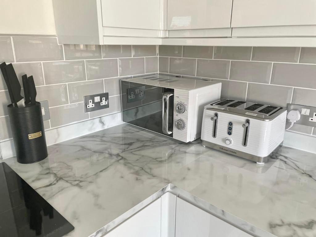 Exquisite Apartment, Stone Throw From The Beach Борнмът Екстериор снимка