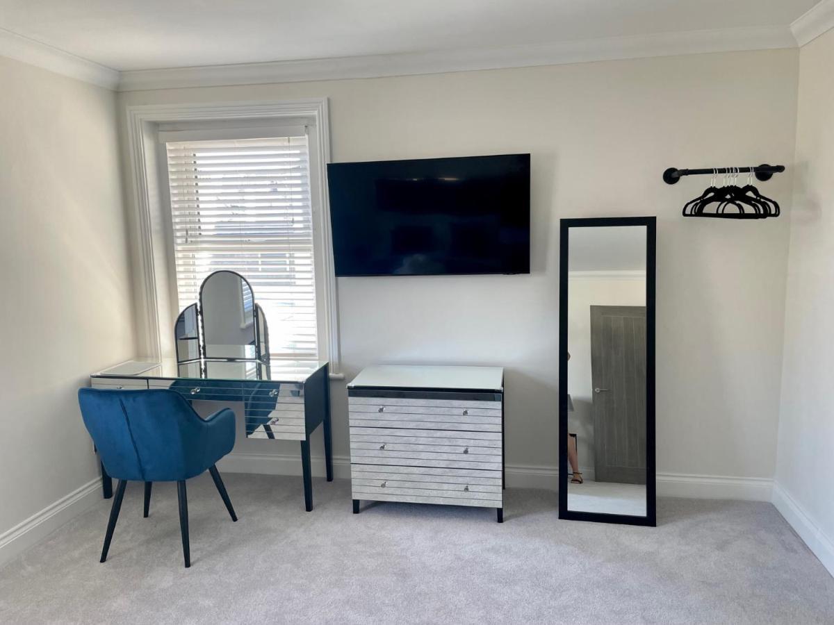 Exquisite Apartment, Stone Throw From The Beach Борнмът Екстериор снимка