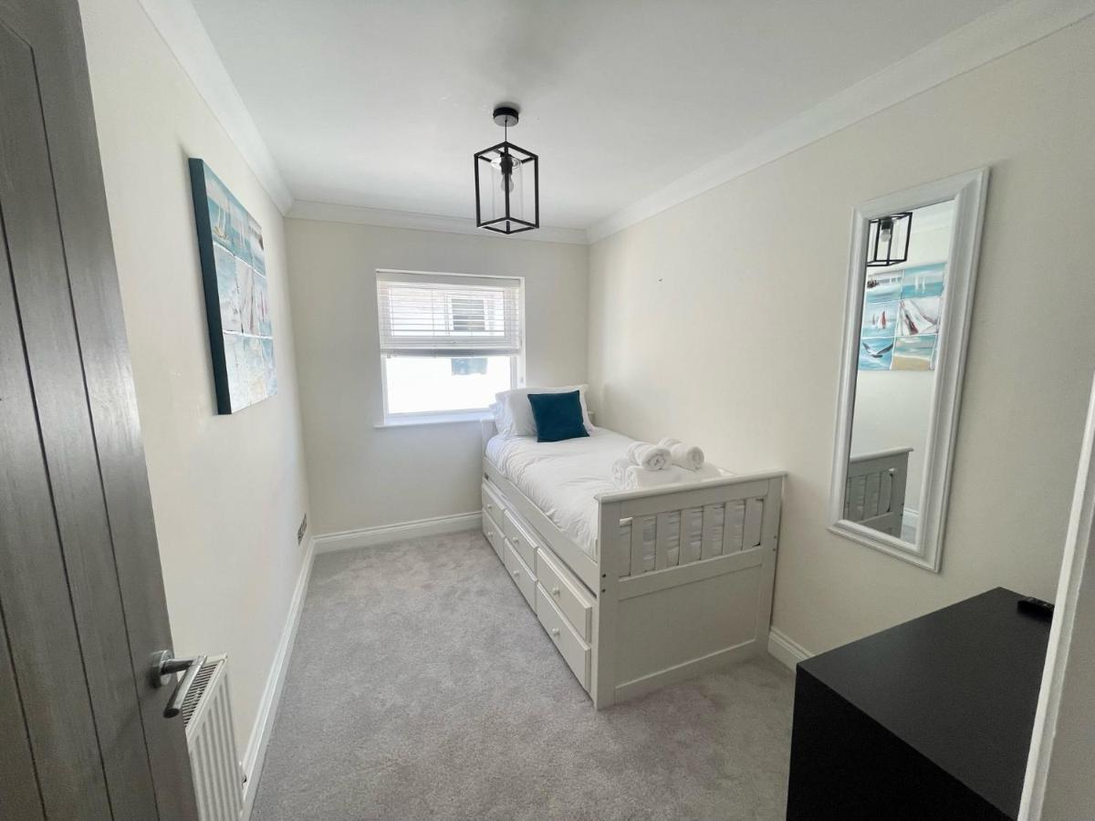 Exquisite Apartment, Stone Throw From The Beach Борнмът Екстериор снимка