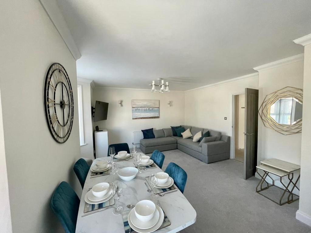 Exquisite Apartment, Stone Throw From The Beach Борнмът Екстериор снимка
