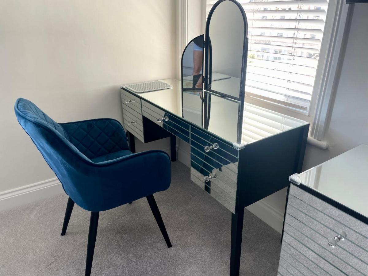 Exquisite Apartment, Stone Throw From The Beach Борнмът Екстериор снимка