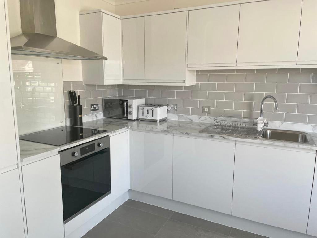 Exquisite Apartment, Stone Throw From The Beach Борнмът Екстериор снимка