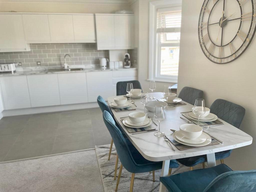 Exquisite Apartment, Stone Throw From The Beach Борнмът Екстериор снимка