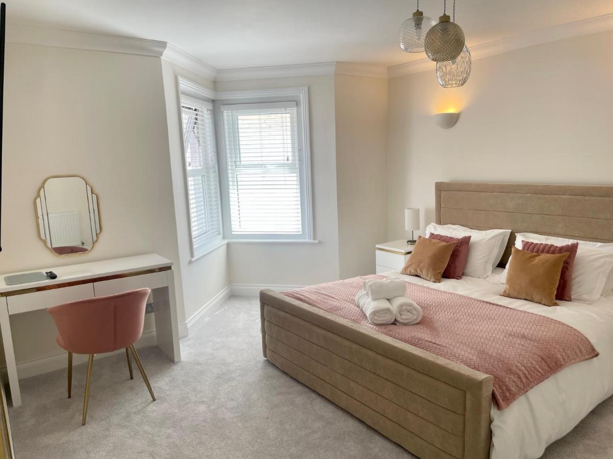 Exquisite Apartment, Stone Throw From The Beach Борнмът Екстериор снимка